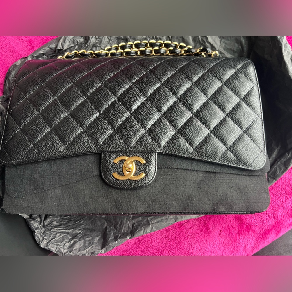 🦋SOLD$6,000.00🦋SOLD🦋
Chanel Authentic Jumbo Flap Bag Gold Hardware